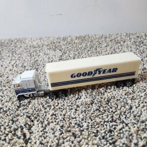 1987 Road‎ Champs Goodyear Semi Tractor Trailer Kenworth T600A White Ho Scale